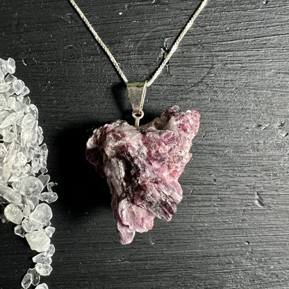 Lila Lepidolith Anhaenger mit versilberter Oese | Happy Minerals