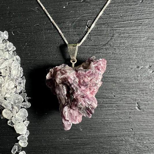 Lila Lepidolith Anhaenger mit versilberter Oese | Happy Minerals