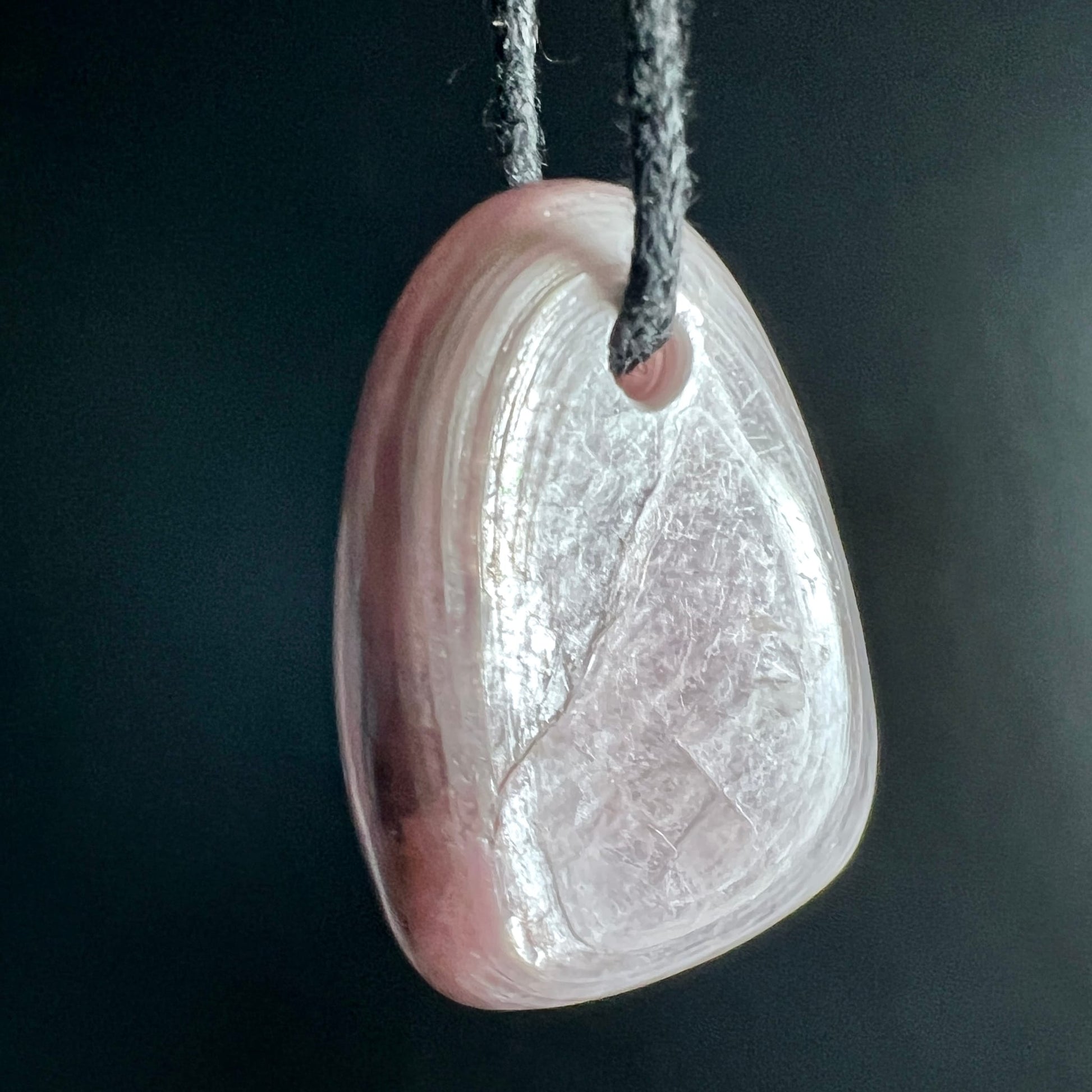 Lepidolith Anhaenger mit rosa-lila Rand und silbrig glitzernder Flaeche, unregelmaessige Tropfenform | Happy Minerals