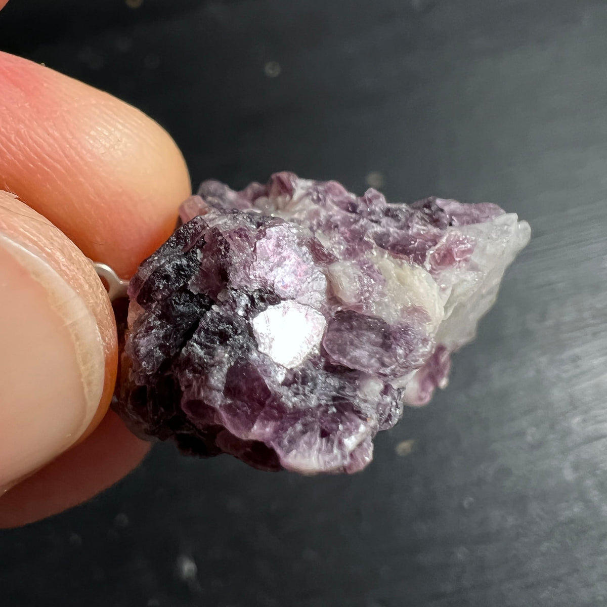 Lepidolith Rohstein Anhaenger violett-lila mit silbrig glitzernden Glimmerplaettchen, unpoliert | Happy Minerals
