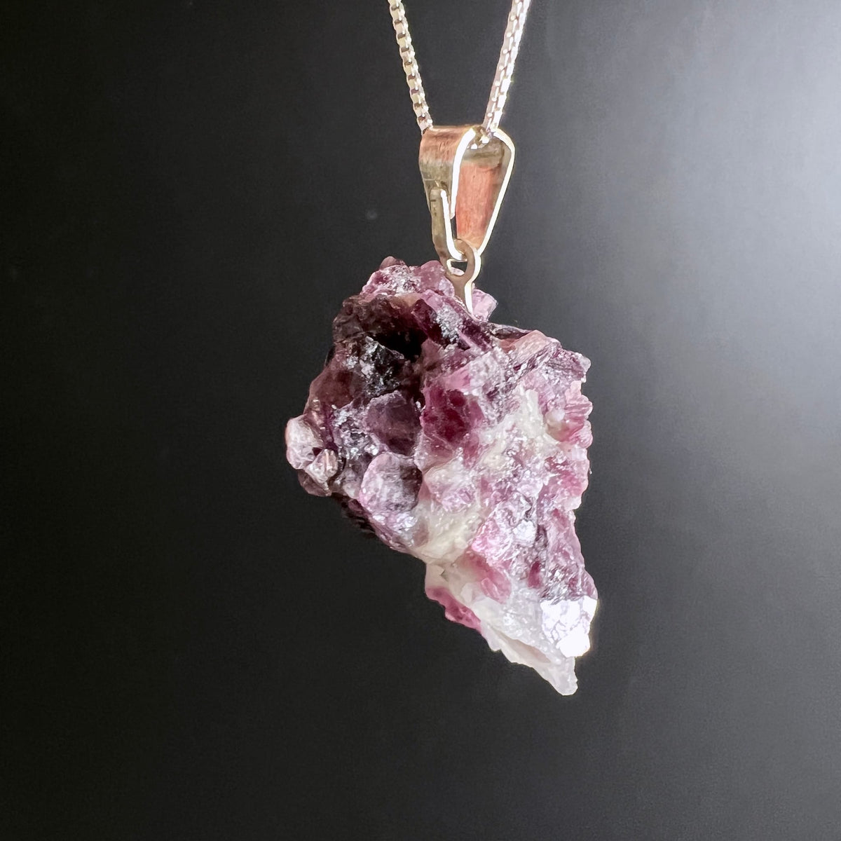 Lepidolith Anhaenger roh mit violetten Glimmerkristallen und weissen Quarzadern, Silberfassung | Happy Minerals