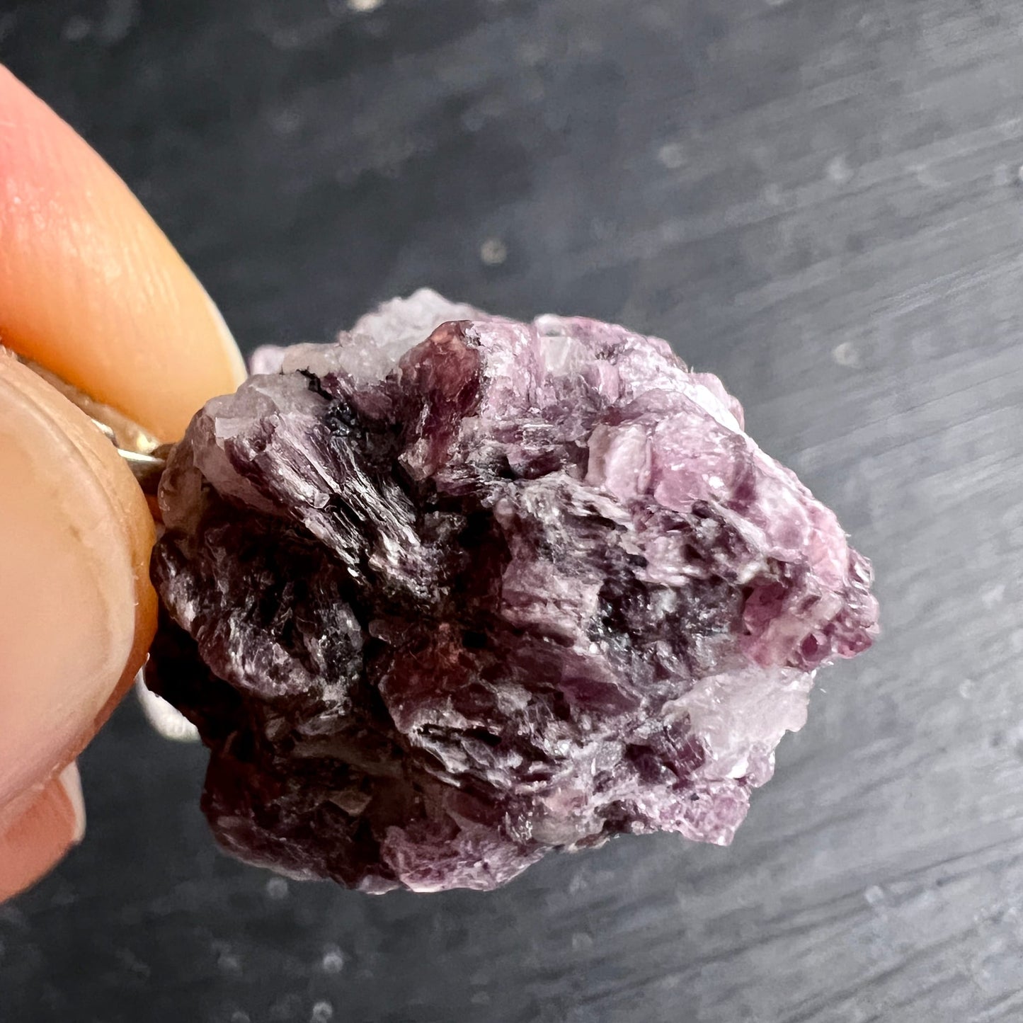 Lepidolith Rohstein Anhaenger mit dunkel violetten und rosa Glimmerschichten, unpoliert und facettig | Happy Minerals