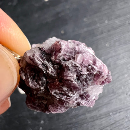 Lepidolith Rohstein Anhaenger mit dunkel violetten und rosa Glimmerschichten, unpoliert und facettig | Happy Minerals
