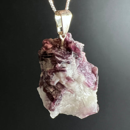 Lepidolith Anhaenger, roher Stein mit violett-rosa Glimmerschuppen in weisser Matrix, Silberoese | Happy Minerals