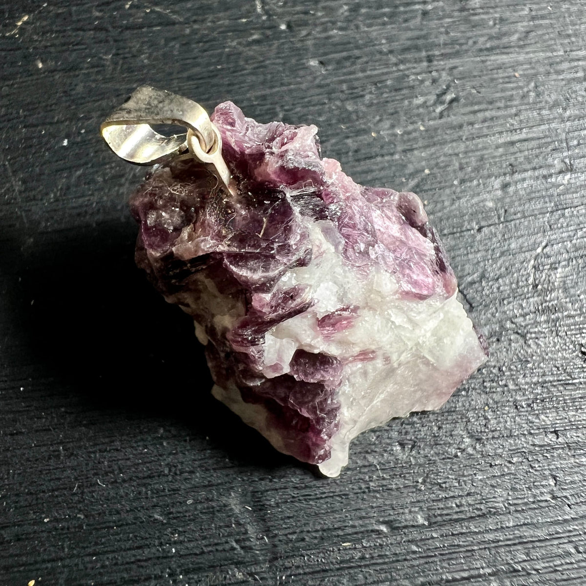 Lepidolith Anhaenger roh, violett-weisse Glimmerschichten mit silberner Oese | Happy Minerals