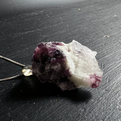 Lepidolith Anhaenger roh, violett-dunkle Glimmerschuppen neben milchig-weissem Quarz | Happy Minerals