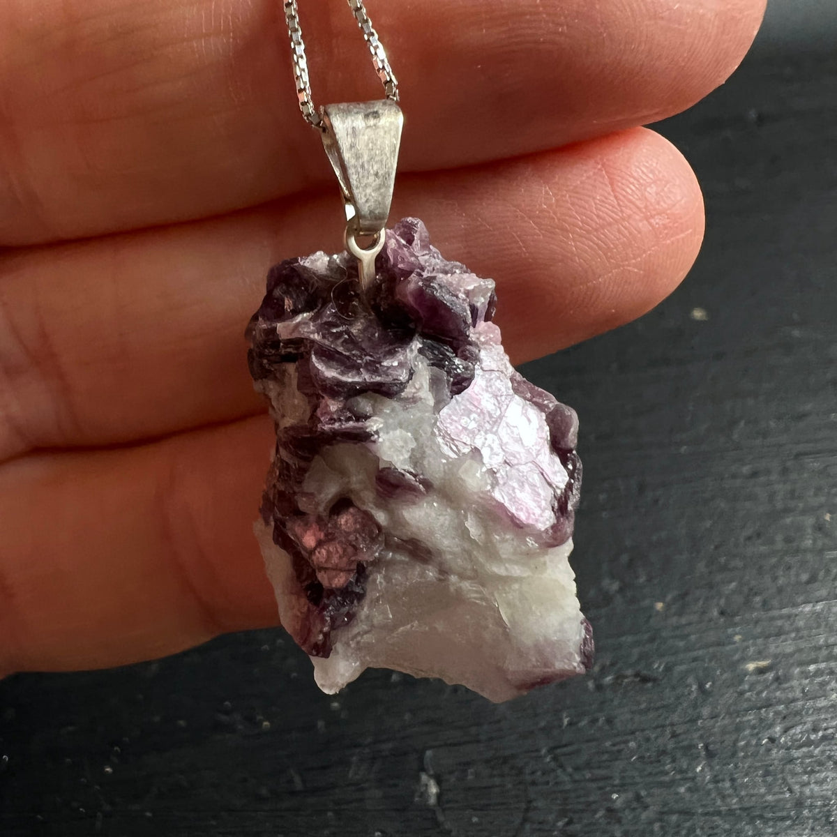 Lepidolith Anhaenger roh, violett-weisses Gestein mit Glimmerglanz und Kupfereinschluessen, Silberoese | Happy Minerals