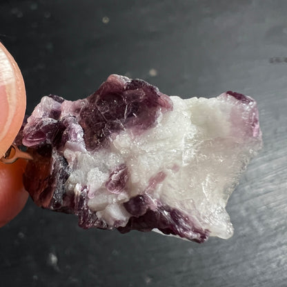Lepidolith Rohstein Anhaenger mit violetten Glimmerkristallen auf cremeweisser Matrix, unpoliert | Happy Minerals