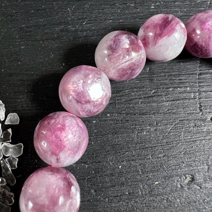 Lepidolith Armband Variante A | Nahaufnahme | rosa-lila Maserung | schimmernde Perlen | Brasilien | Happy Minerals