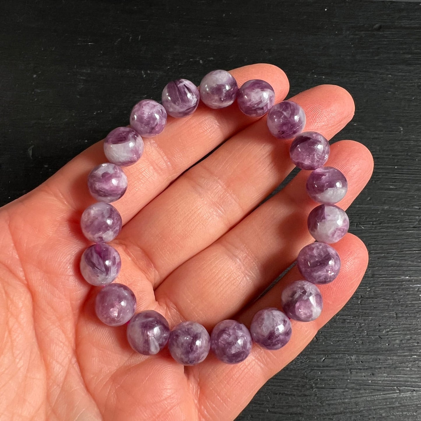 Lepidolith Armband Variante A | lila-weisse Maserung | auf Handfläche | Brasilien | Happy Minerals