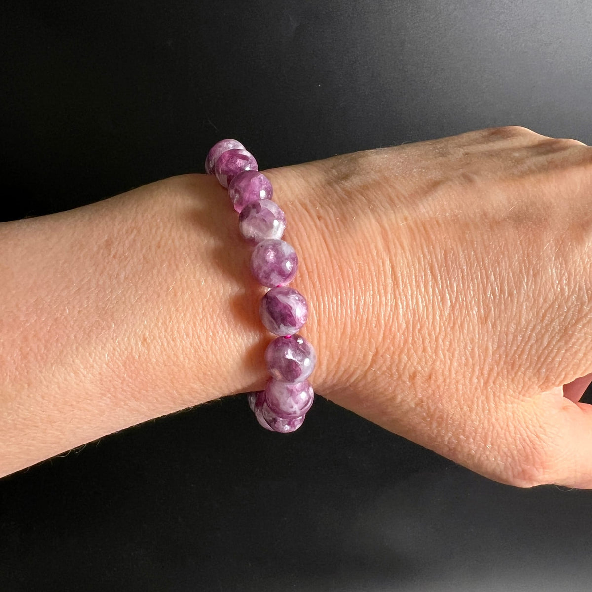 Lepidolith Armband Variante A | rosa-lila Perlen | am Handgelenk | Brasilien | weiche Farbtöne | Happy Minerals