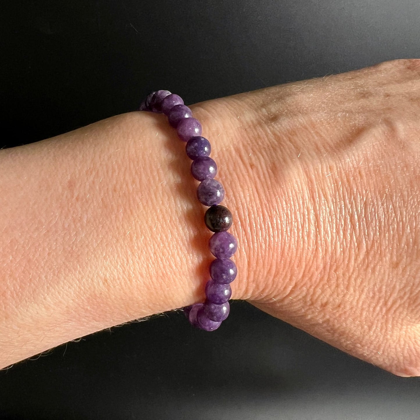 Lepidolith Armband lila | am Handgelenk getragen | dunkle Akzentperle | Brasilien | Happy Minerals