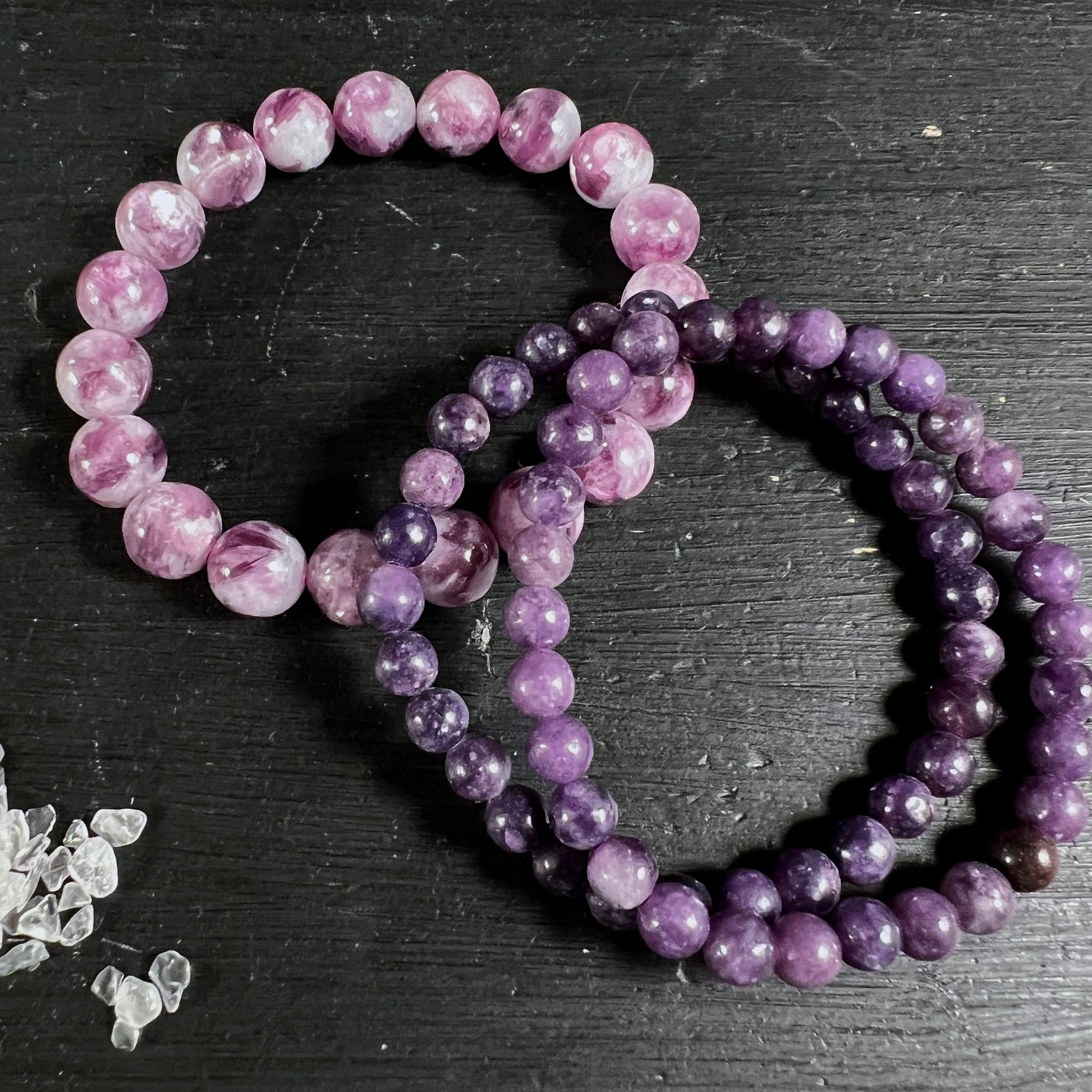 Lepidolith Armband Set | rosa & lila Perlen | Brasilien | zwei Varianten | schwarzer Hintergrund | Happy Minerals
