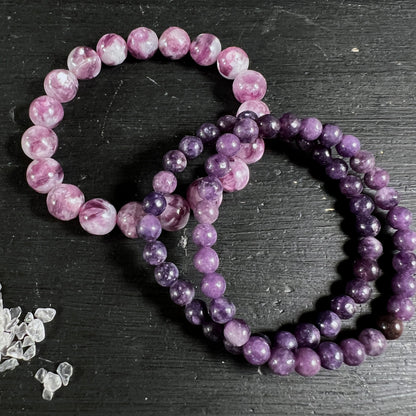 Lepidolith Armband Set | rosa & lila Perlen | Brasilien | zwei Varianten | schwarzer Hintergrund | Happy Minerals