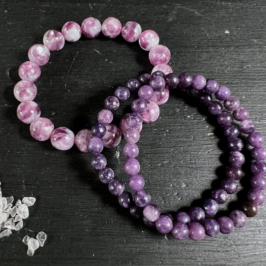 Lepidolith Armband Set | rosa & lila Perlen | Brasilien | zwei Varianten | schwarzer Hintergrund | Happy Minerals