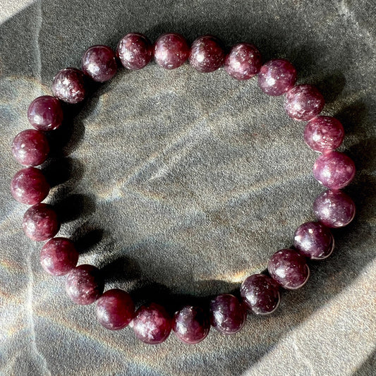 Lepidolith Armband aus runden Perlen in tiefem Weinrot mit silbrig glaenzenden Glimmereinschluessen | Happy Minerals