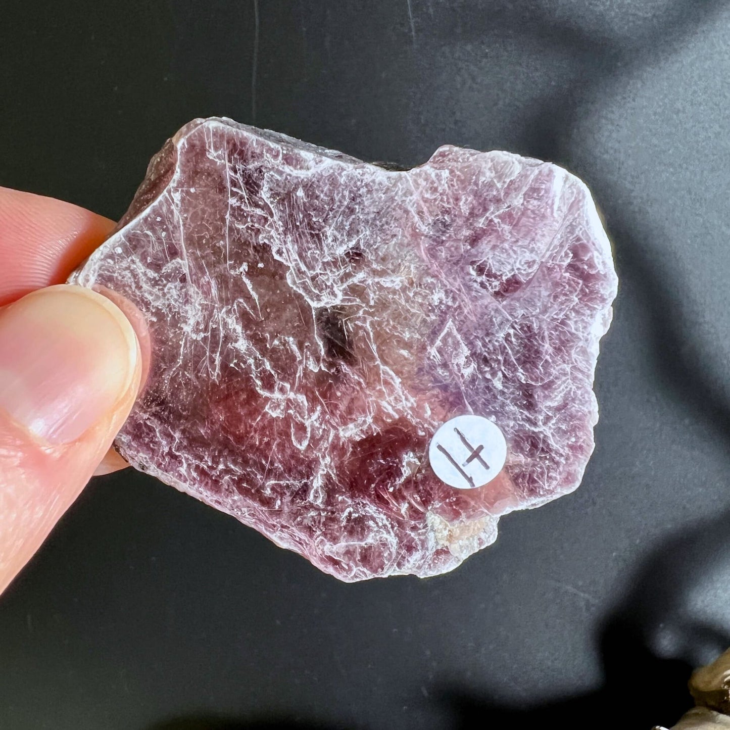 Lepidolith Platte H - als ruhige Dekoration für Altar oder Praxis | Happy Minerals