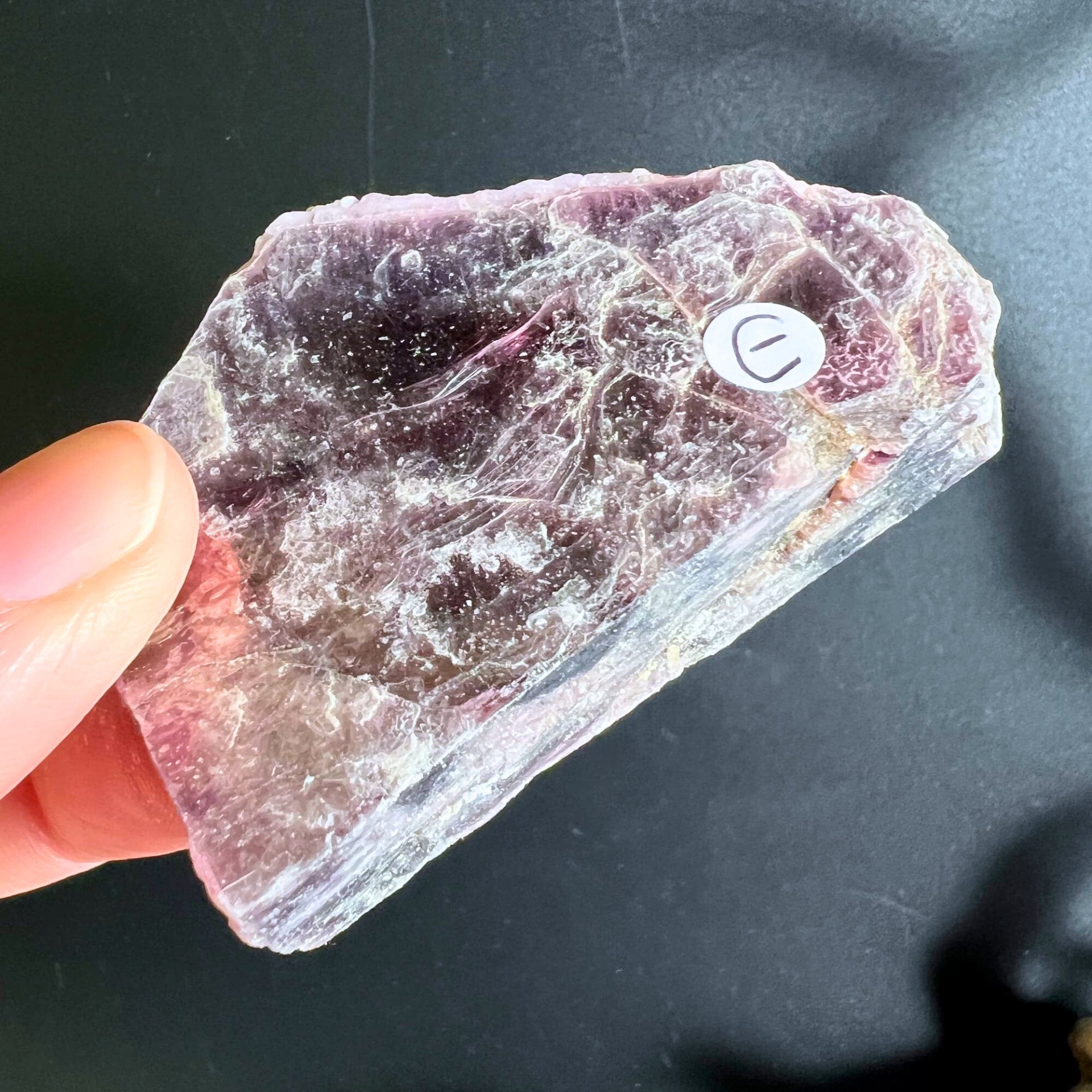 Lichtspiel auf Lepidolith-Kristallplatte - E, violett-rosé | Happy Minerals