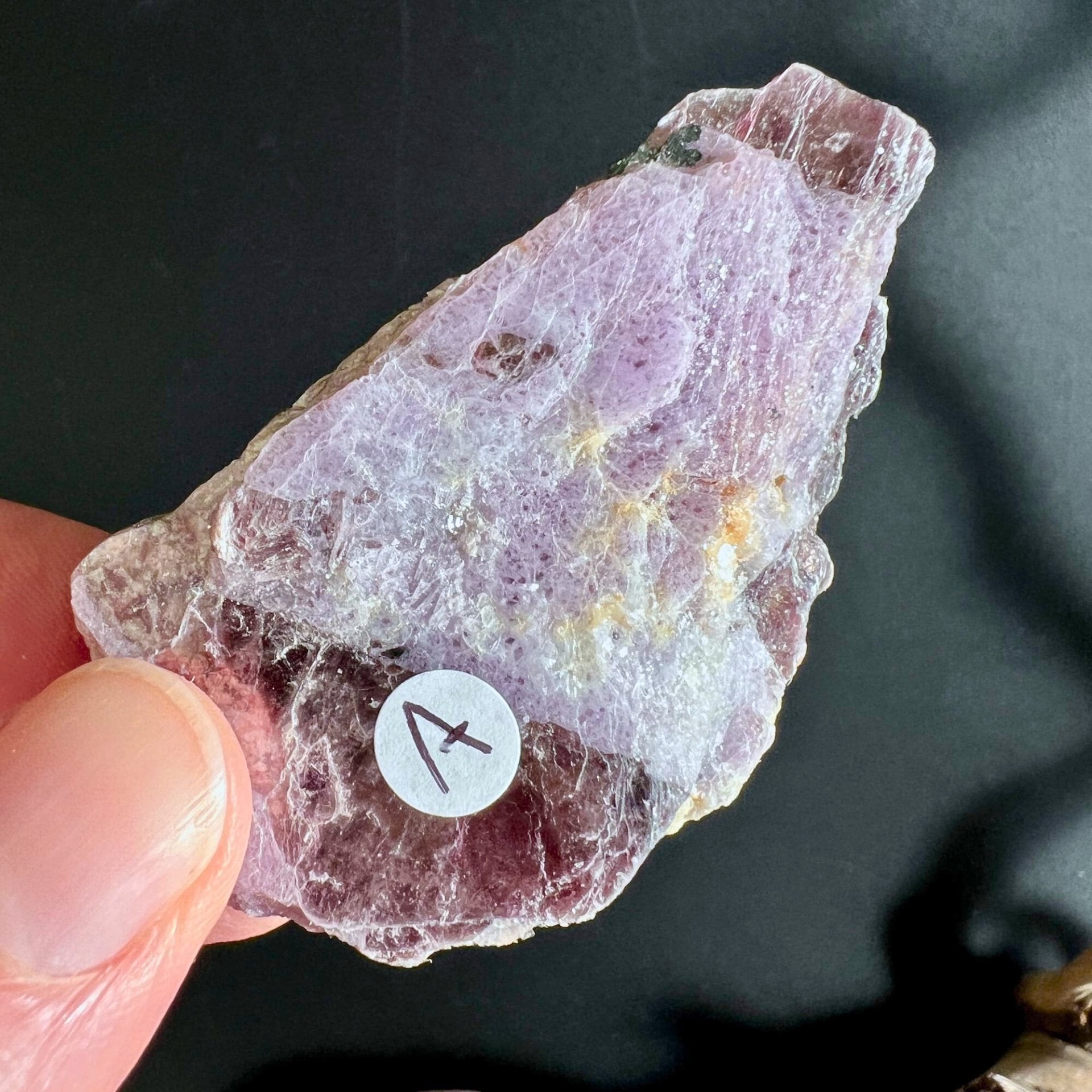 Lichtspiel auf Lepidolith-Kristallplatte - A, violett-rosé | Happy Minerals