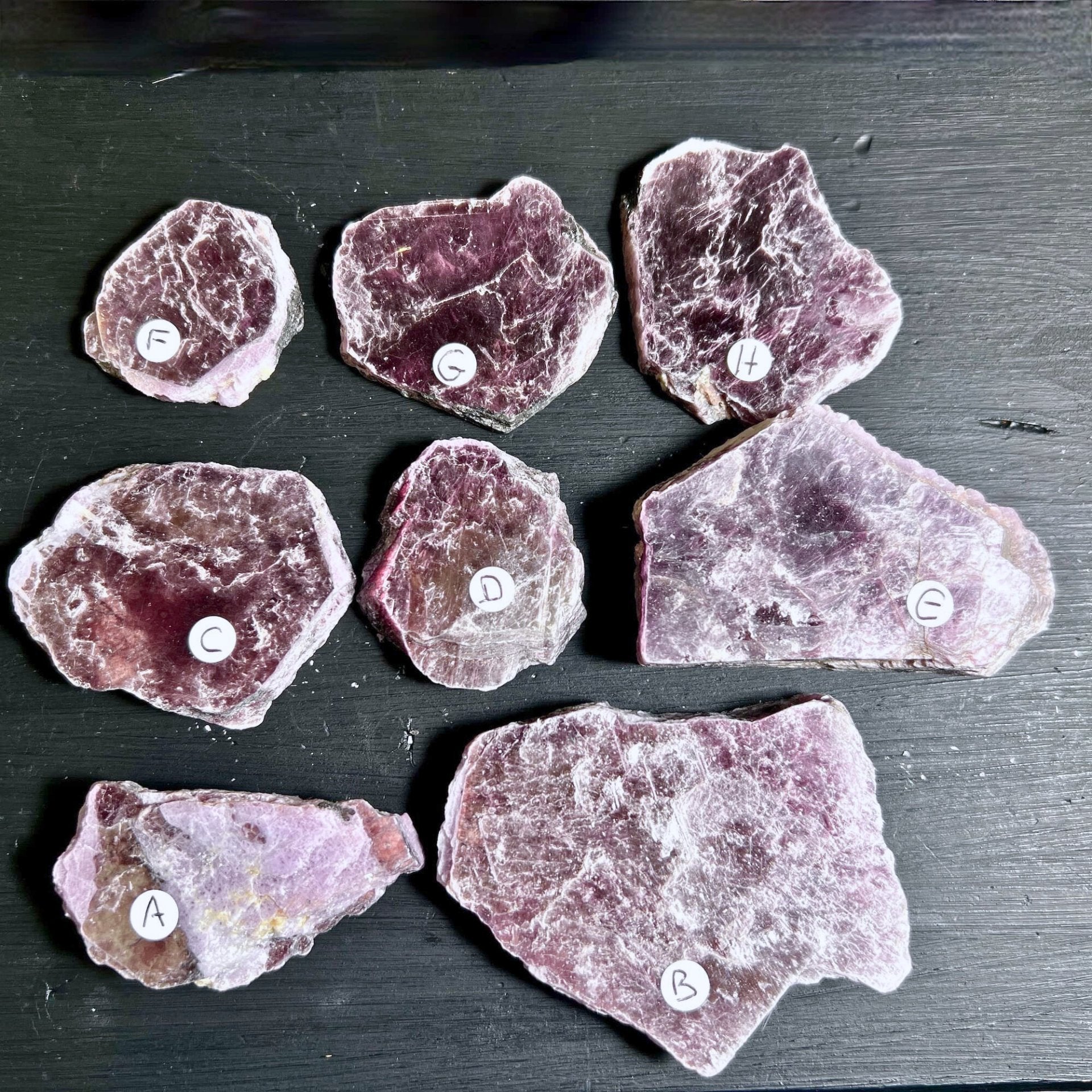 Übersicht der silbrig-violetten Lepidolith-Platte A-H | Happy Minerals