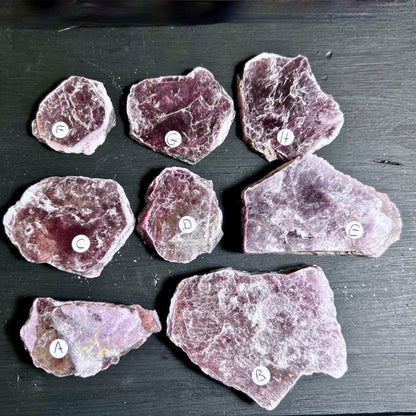 Übersicht der silbrig-violetten Lepidolith-Platte A-H | Happy Minerals