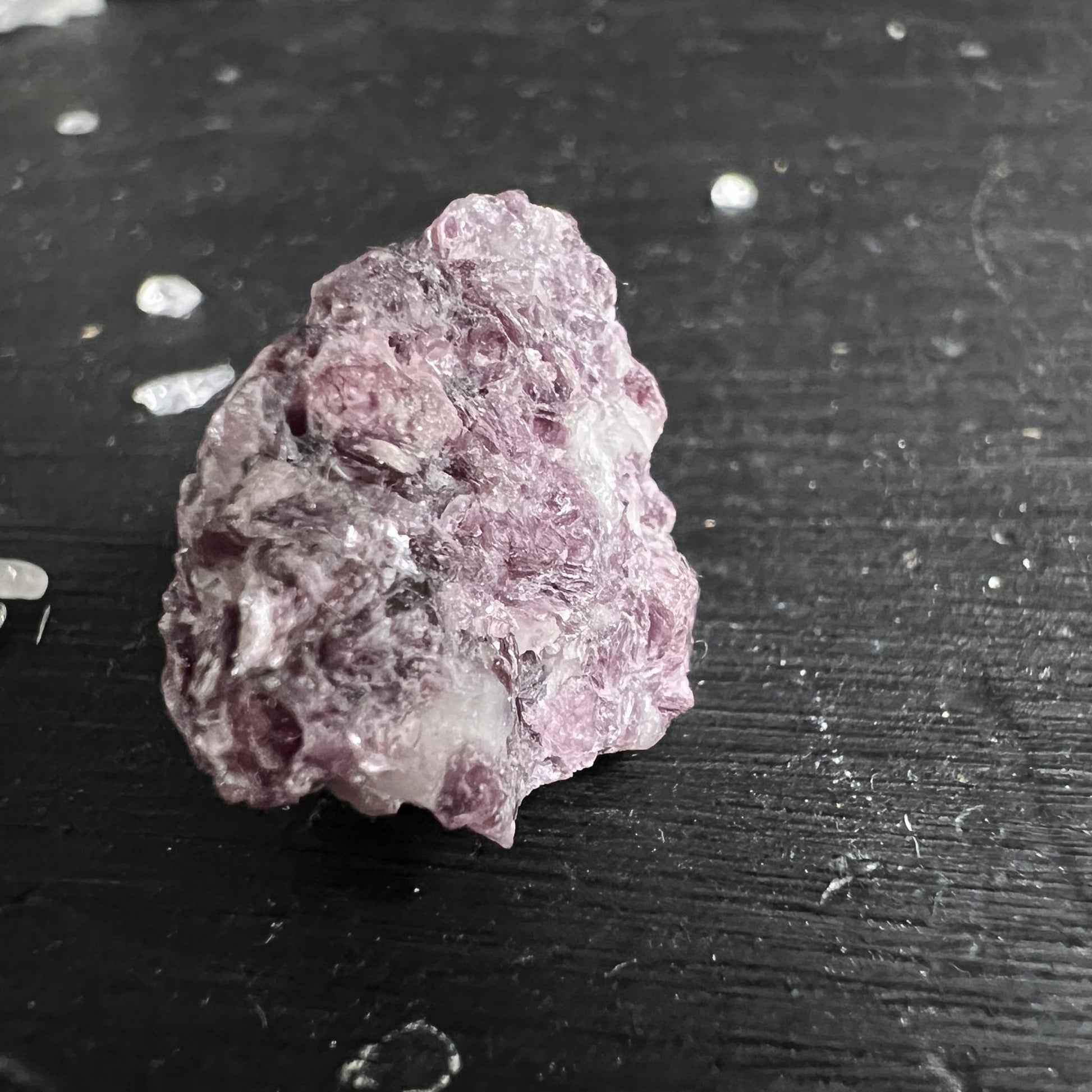 Lepidolith Rohstein lila-rosa mit glimmerndem Glanz und weissen Quarzadern, unpoliert | Happy Minerals