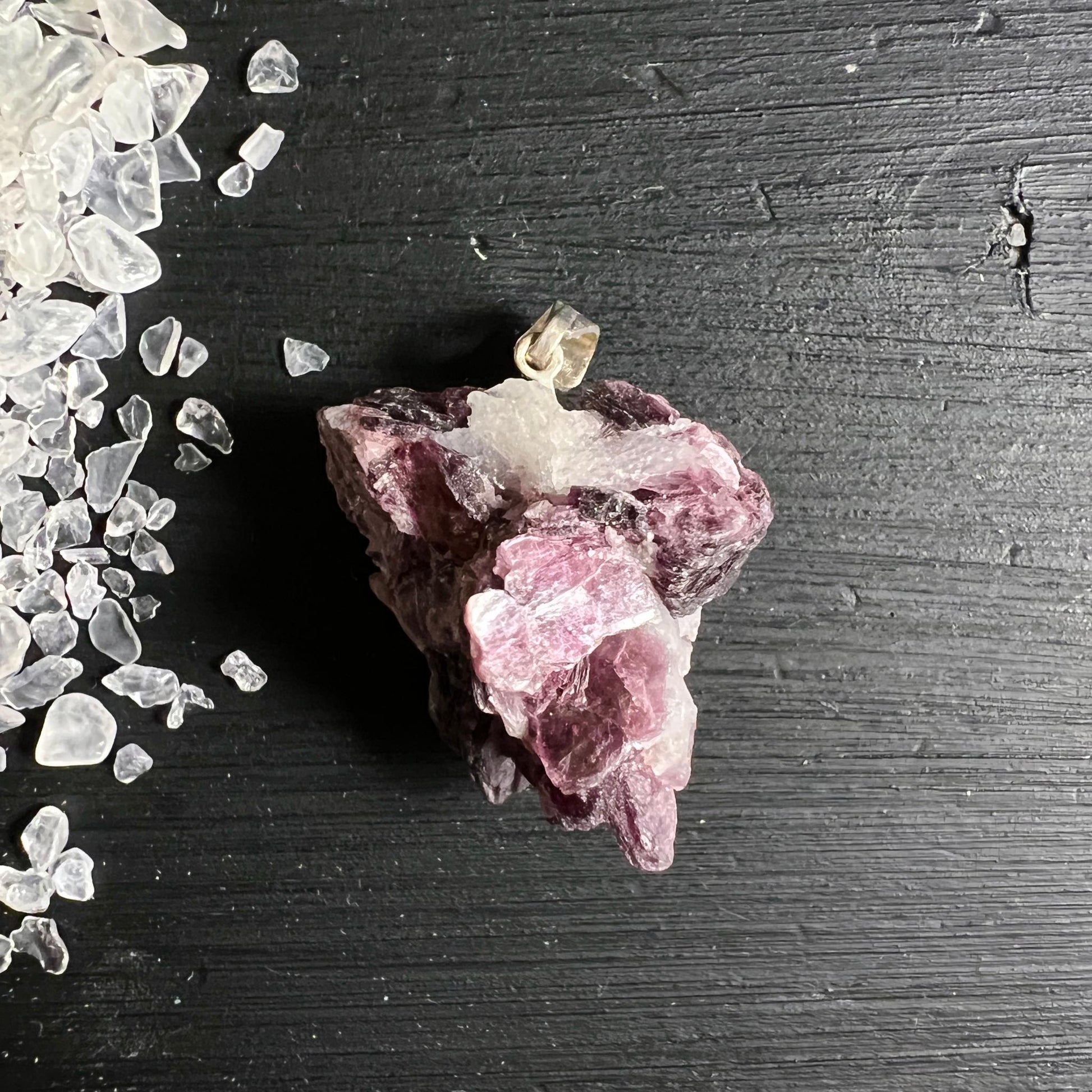 Lepidolith Anhaenger auf schwarzem Holz | mit Bergkristall Einschluss | Happy Minerals