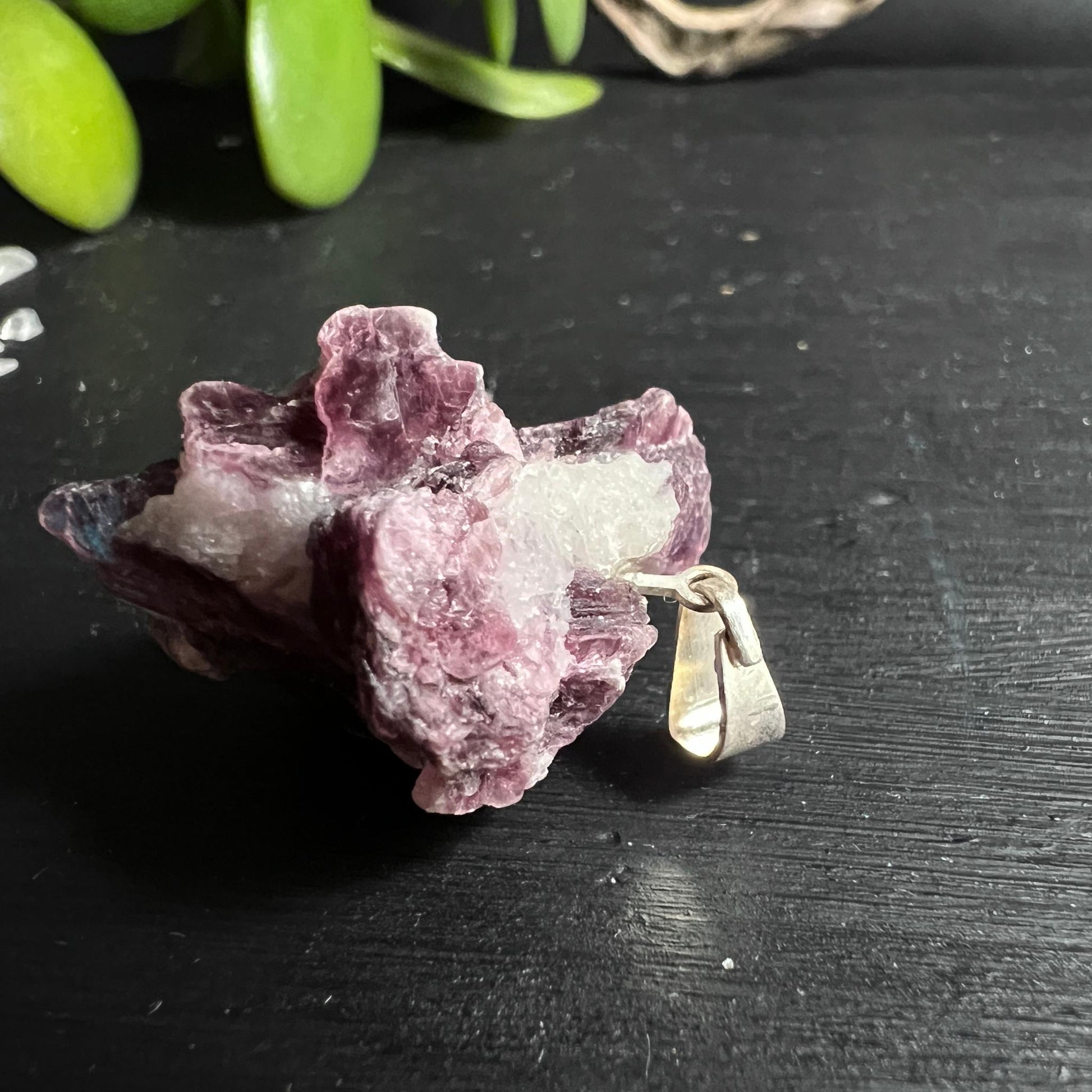 Seitliche Aufnahme der blättrigen Struktur eines lila Lepidolith Anhängers aus Brasilien | Happy Minerals