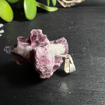 Seitliche Aufnahme der blättrigen Struktur eines lila Lepidolith Anhängers aus Brasilien | Happy Minerals