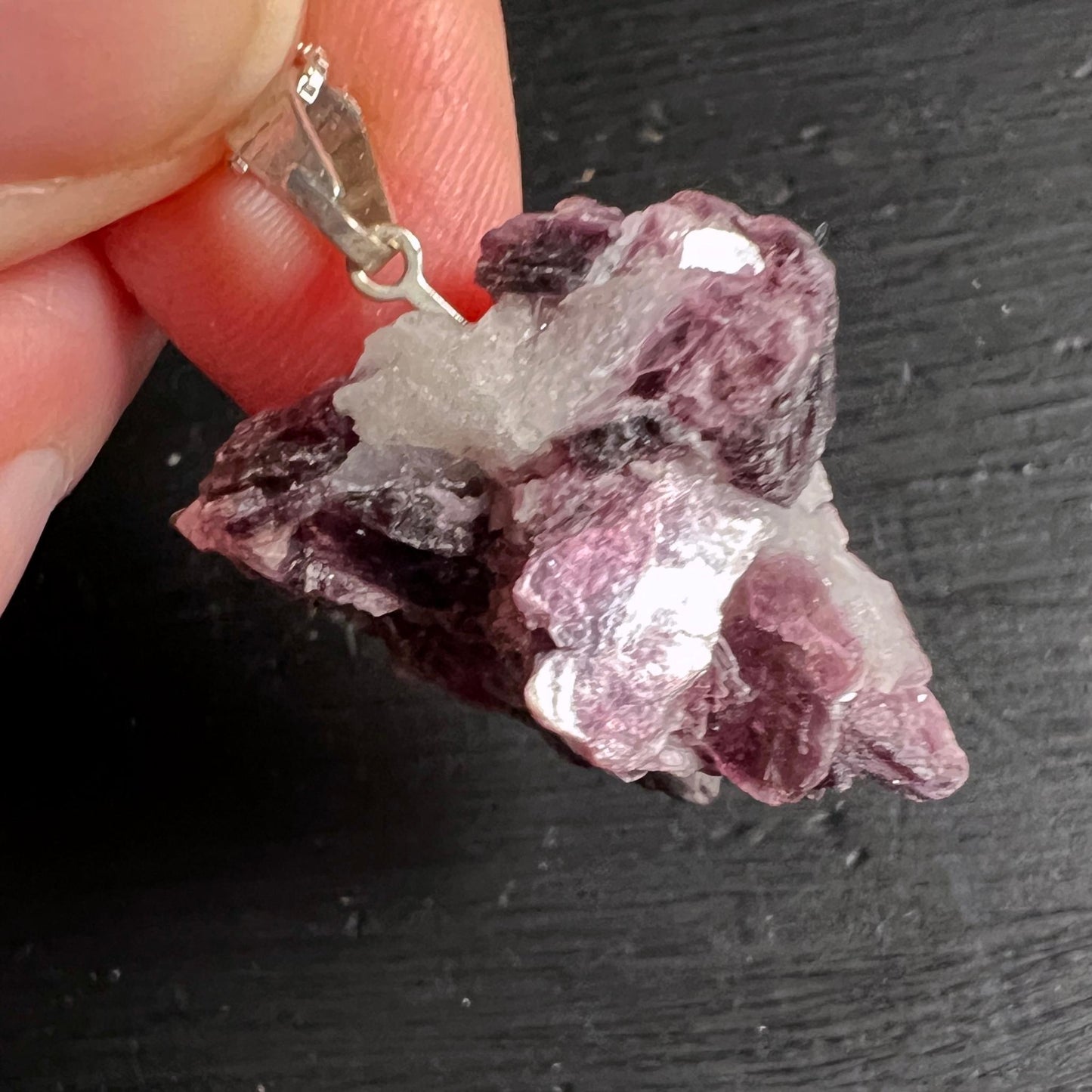 Nahaufnahme der blättrigen Struktur eines lila Lepidolith Anhängers aus Brasilien | Happy Minerals | Mineralien-Expertise