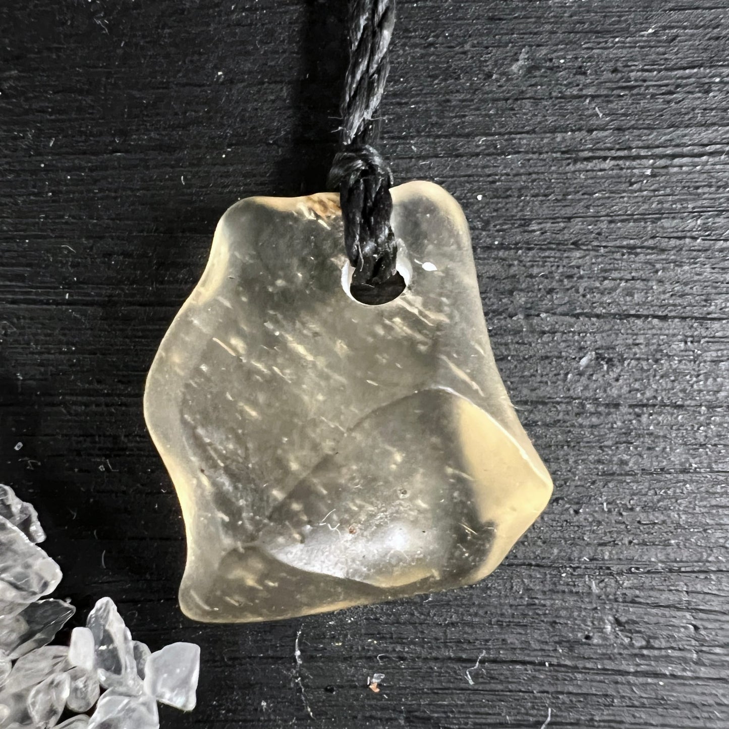Libysches Glas Anhänger | goldgelb transparent | Rohstein gebohrt | schwarzes Band | Happy Minerals