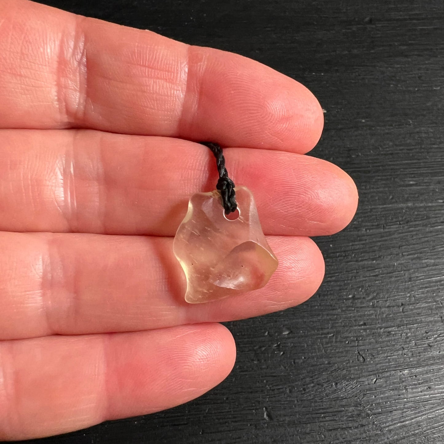 Libysches Glas Anhänger | zur Größe in Handfläche | zartes Gelb | Happy Minerals