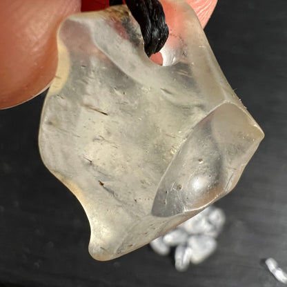 Libysches Glas Detailansicht | glasklare Facetten | ägyptisches Wüstenglas | Happy Minerals