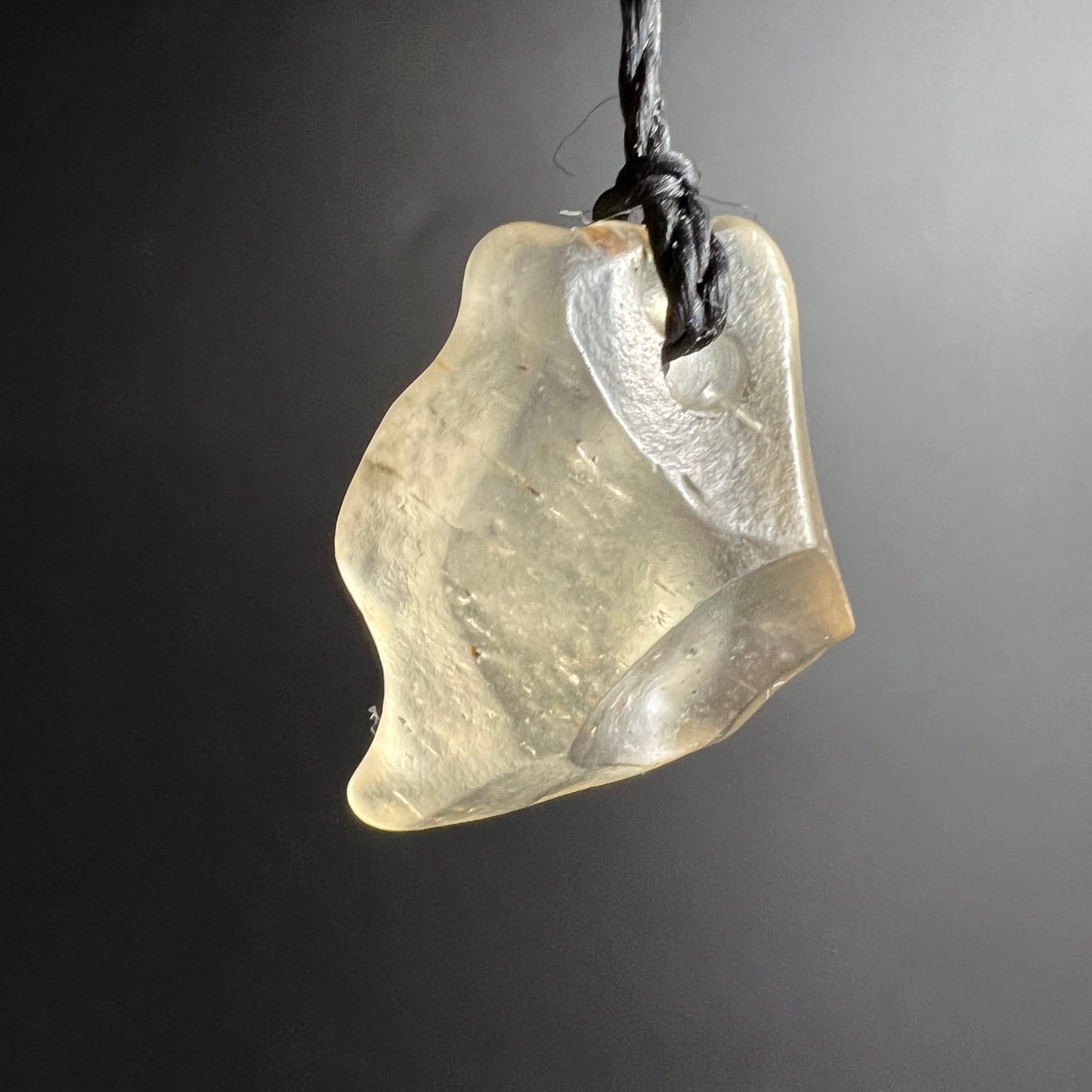 Libysches Glas Anhänger | milchig transparente Struktur | Lichtspiel im Stein | Happy Minerals
