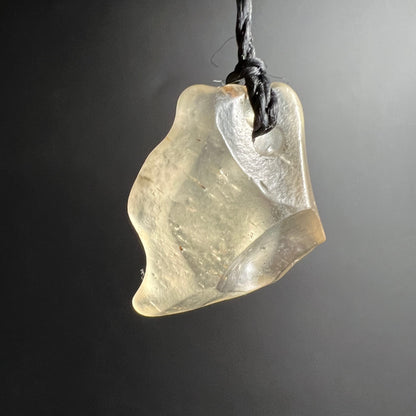 Libysches Glas Anhänger | milchig transparente Struktur | Lichtspiel im Stein | Happy Minerals
