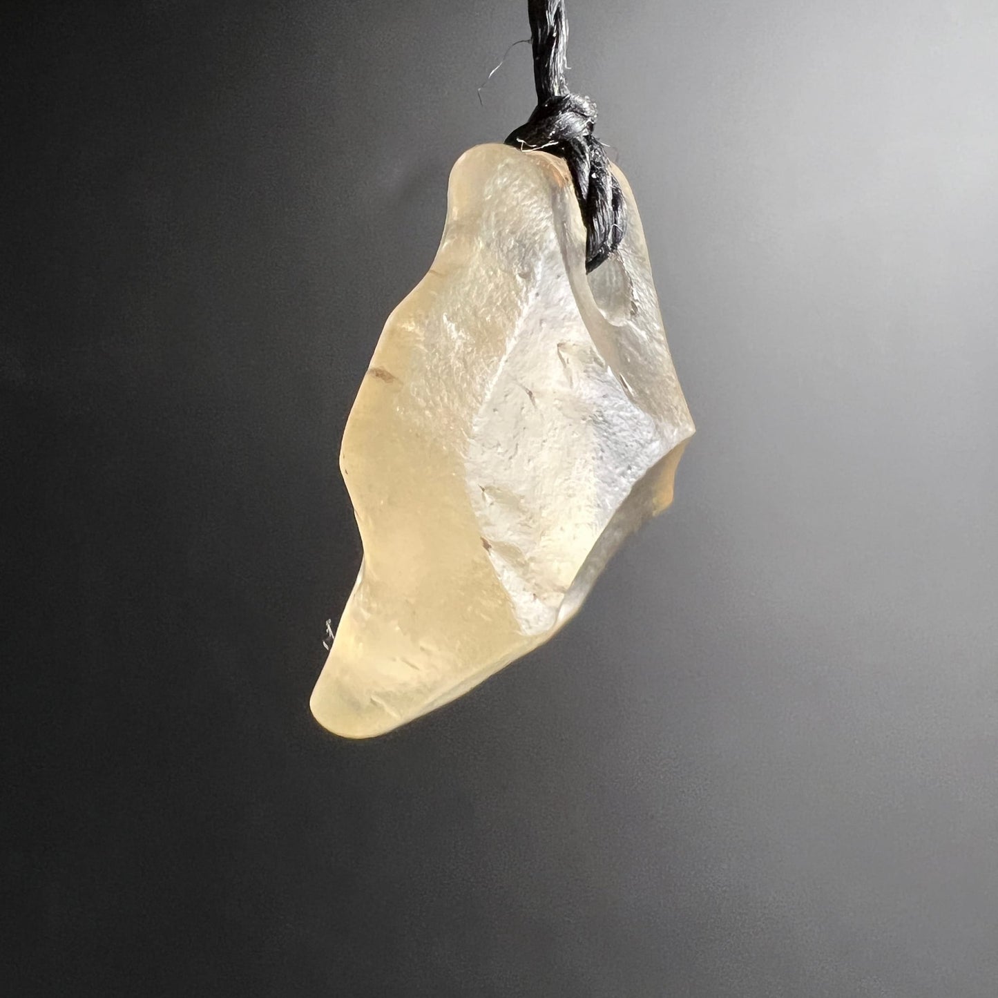 Libysches Glas freigestellt | perlmuttartiger Glanz | einzigartige Maserung | Happy Minerals