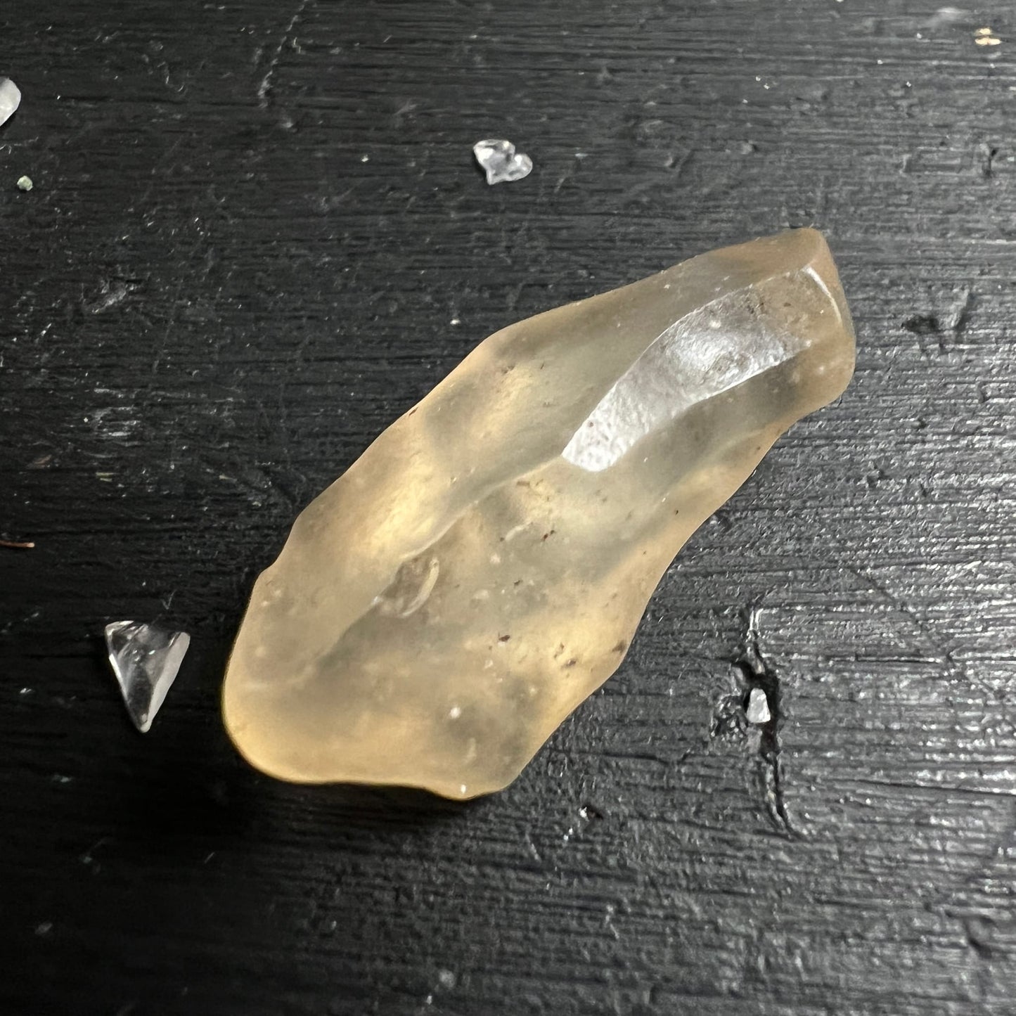Libysches Glas Tektit | gebogene Form | glänzende Bruchfläche | transluzent | Saharaglas | Happy Minerals