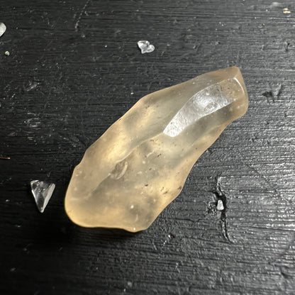 Libysches Glas Tektit | gebogene Form | glänzende Bruchfläche | transluzent | Saharaglas | Happy Minerals