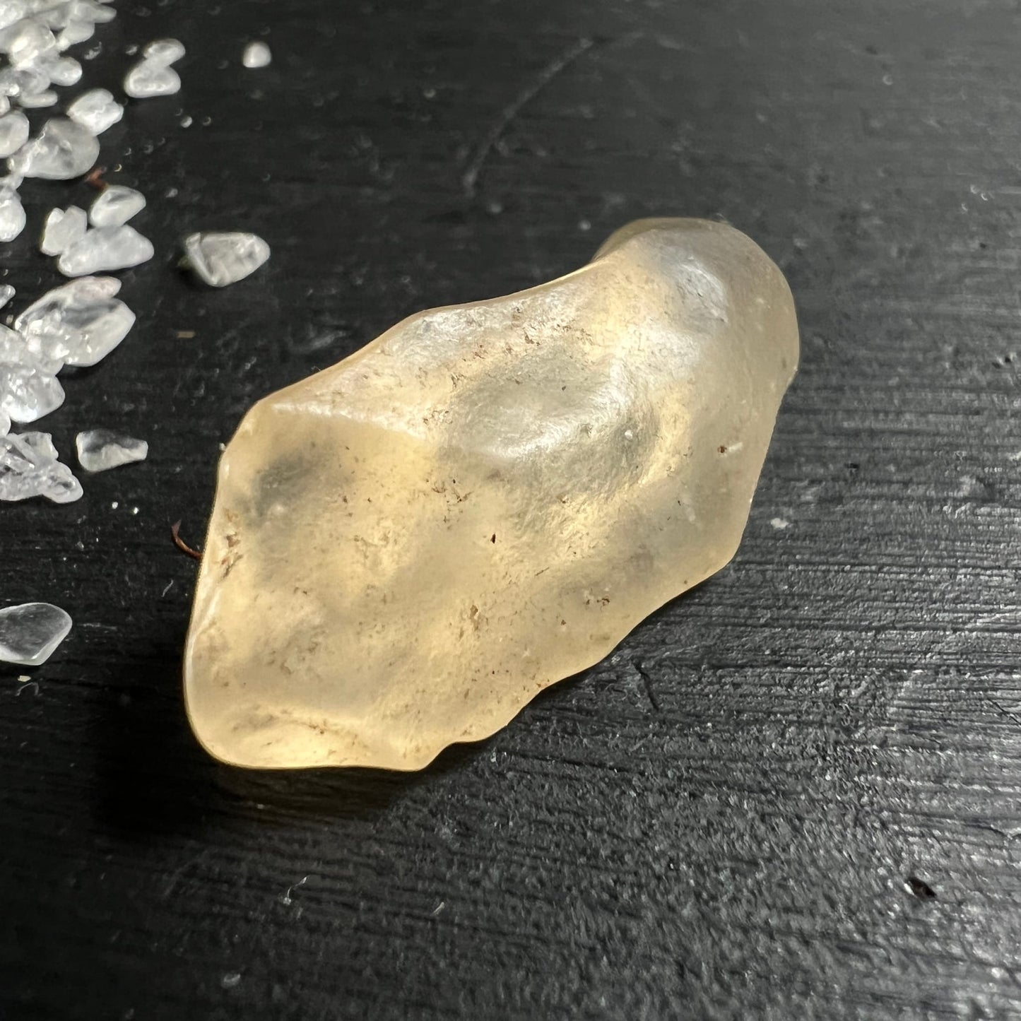 Libysches Glas Tektit | goldgelb | von oben | breite Fläche | Wüstenglas Ägypten | Unikat | Happy Minerals