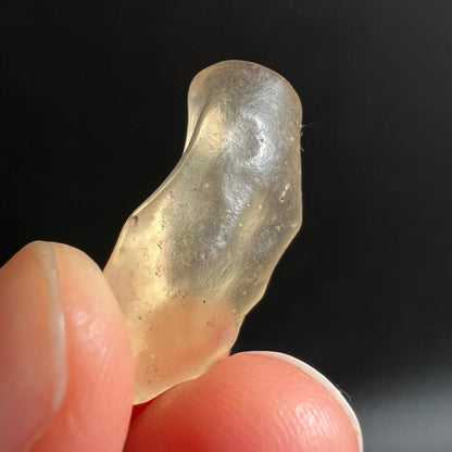 Libysches Glas Tektit | Frontansicht stehend | gewellte Oberfläche | transparent | Ägypten Unikat | Happy Minerals