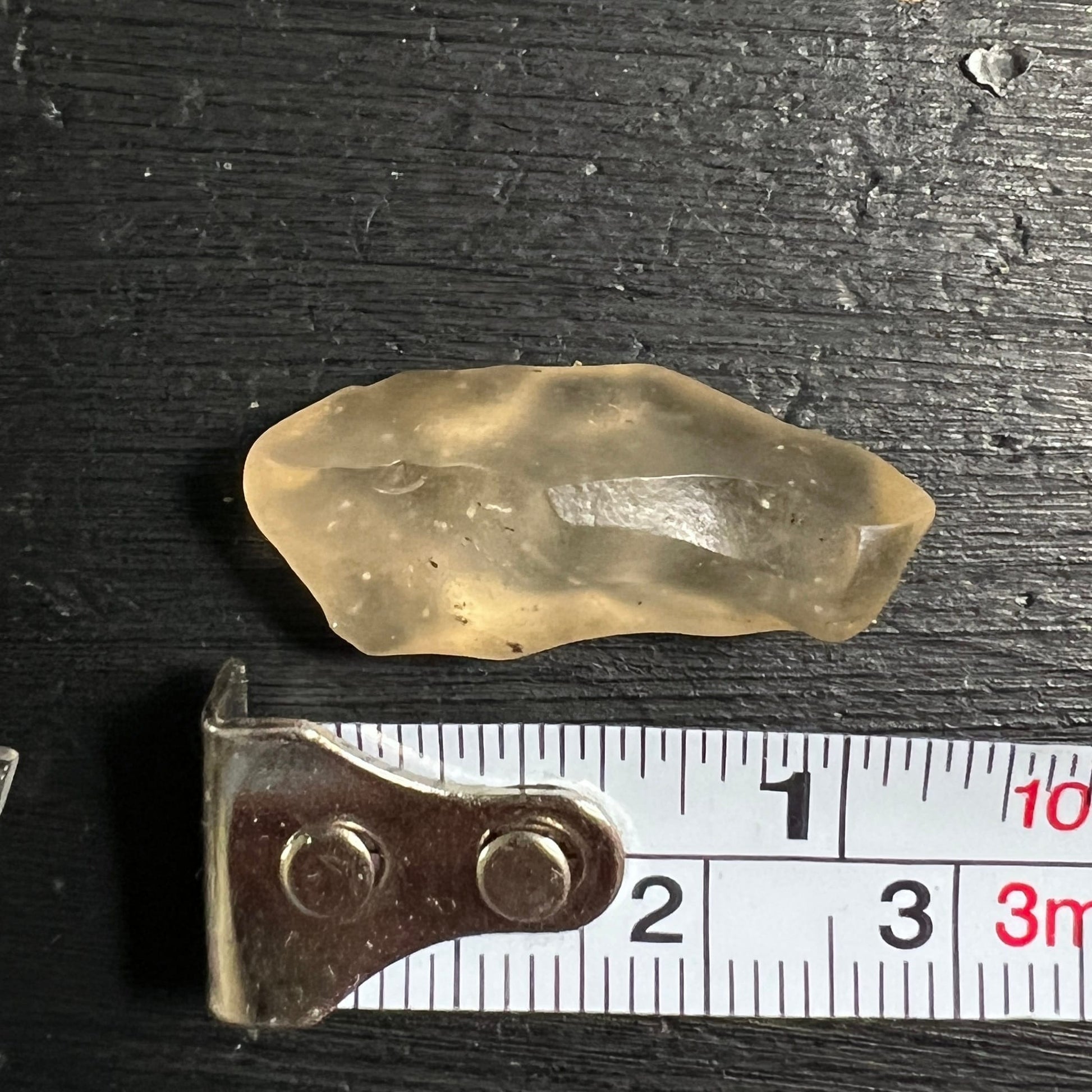 Libysches Glas Tektit | Maßband | ca. 3 cm | Rohstein | Saharaglas Unikat | Ägypten | Happy Minerals