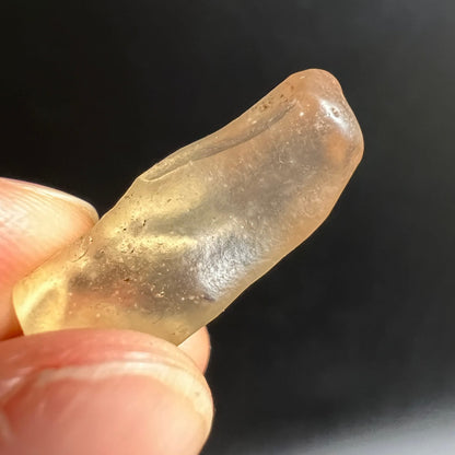 Libysches Glas Tektit | seitliche Nahaufnahme | warmes Goldgelb | geschwungene Form | Saharaglas | Happy Minerals