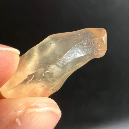 Libysches Glas Tektit | Nahaufnahme | glänzende Spaltfläche | honiggelb | Einschlüsse sichtbar | Happy Minerals