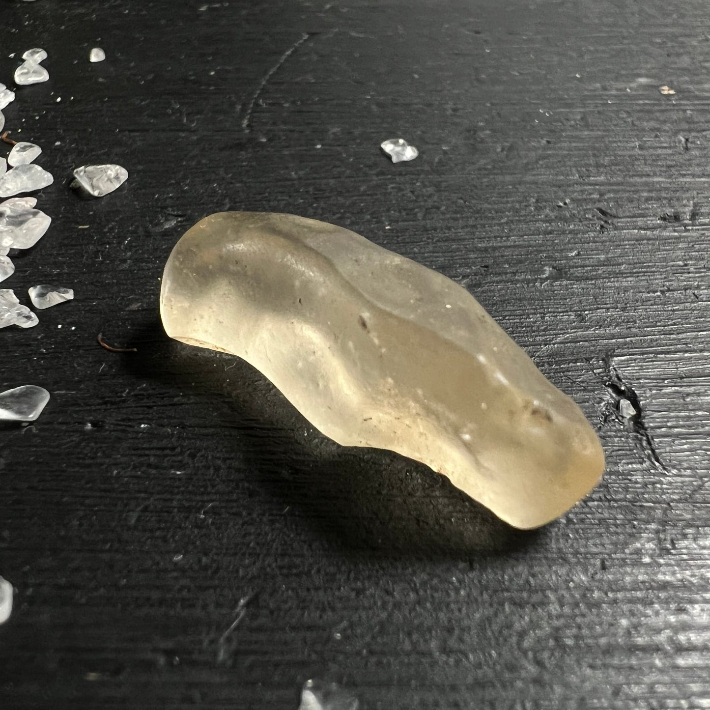 Libysches Glas Tektit | honiggelb | transparent | Rohstein | Seitenansicht liegend | Sahara | Happy Minerals