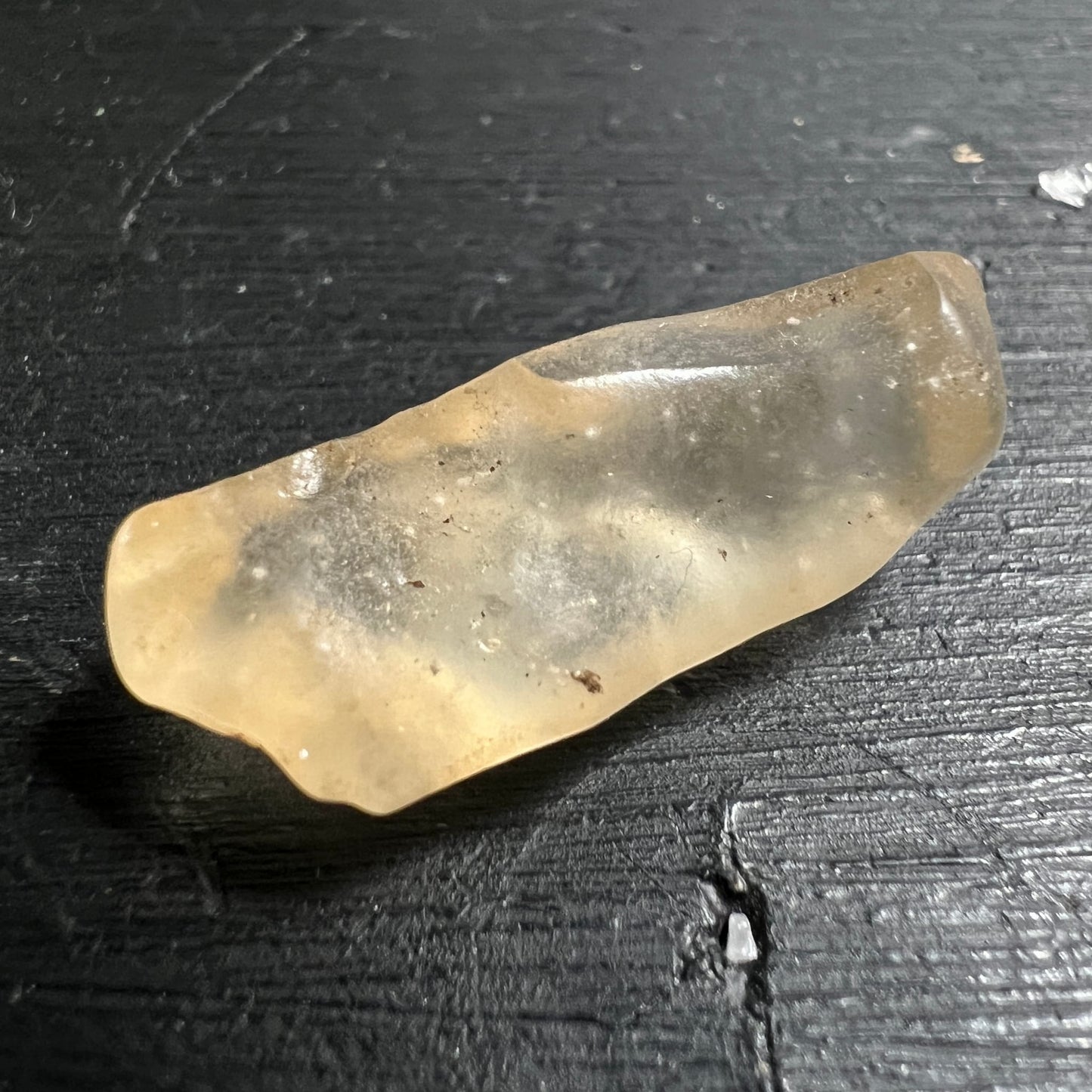 Libysches Glas Tektit | Unterseite | flache Bruchfläche | milchig | goldgelb | Sahara Wüstenglas | Happy Minerals
