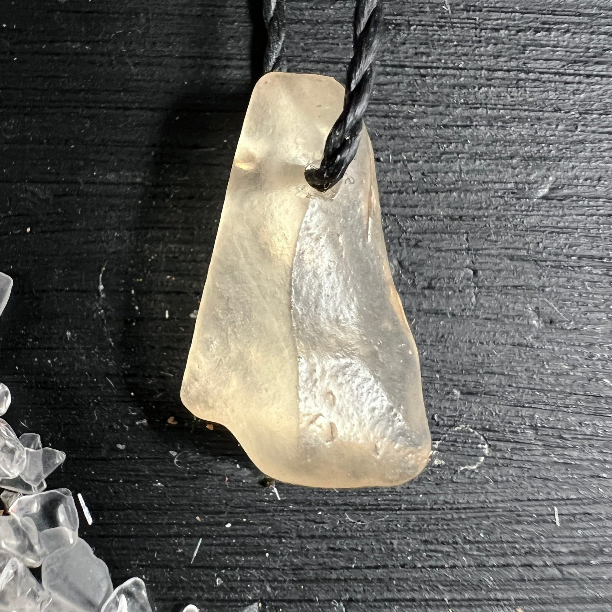 Libysches Wüstenglas Anhänger transluzent-cremeweiss mit narbiger Oberfläche, roh gebohrt an schwarzem Band | Happy Minerals