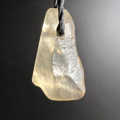 Libysches Wüstenglas Anhänger, honiggelb-transparent mit rauer Oberfläche und gebohrtem Loch, unregelmäßige Tropfenform | Happy Minerals