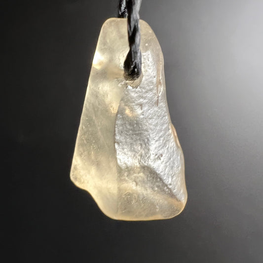 Libysches Wüstenglas Anhänger, honiggelb-transparent mit rauer Oberfläche und gebohrtem Loch, unregelmäßige Tropfenform | Happy Minerals