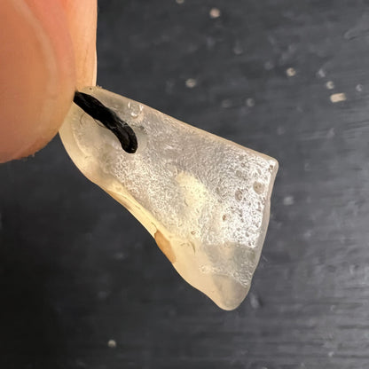 Libysches Wüstenglas Anhänger transparent-gelblich mit poröser Oberfläche, roh gebohrt mit schwarzem Band | Happy Minerals