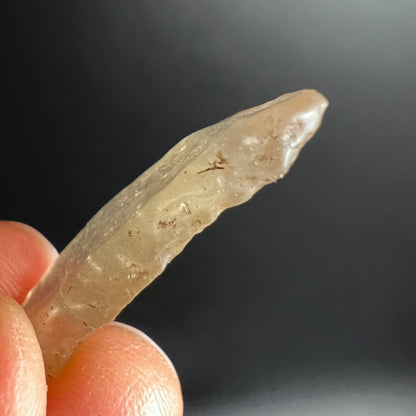 Libysches Wüstenglas Tektit, laenglich-splitterig, milchig-beige mit rotbraunen Einschluessen und glasigem Glanz | Happy Minerals